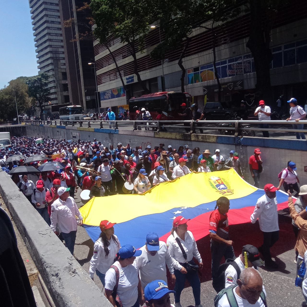 Fuerza laboral de DUCOLSA marchó junto al pueblo para conmemorar el 20° aniversario de la Ley Orgánica de los Consejos Comunales y en defensa de la paz