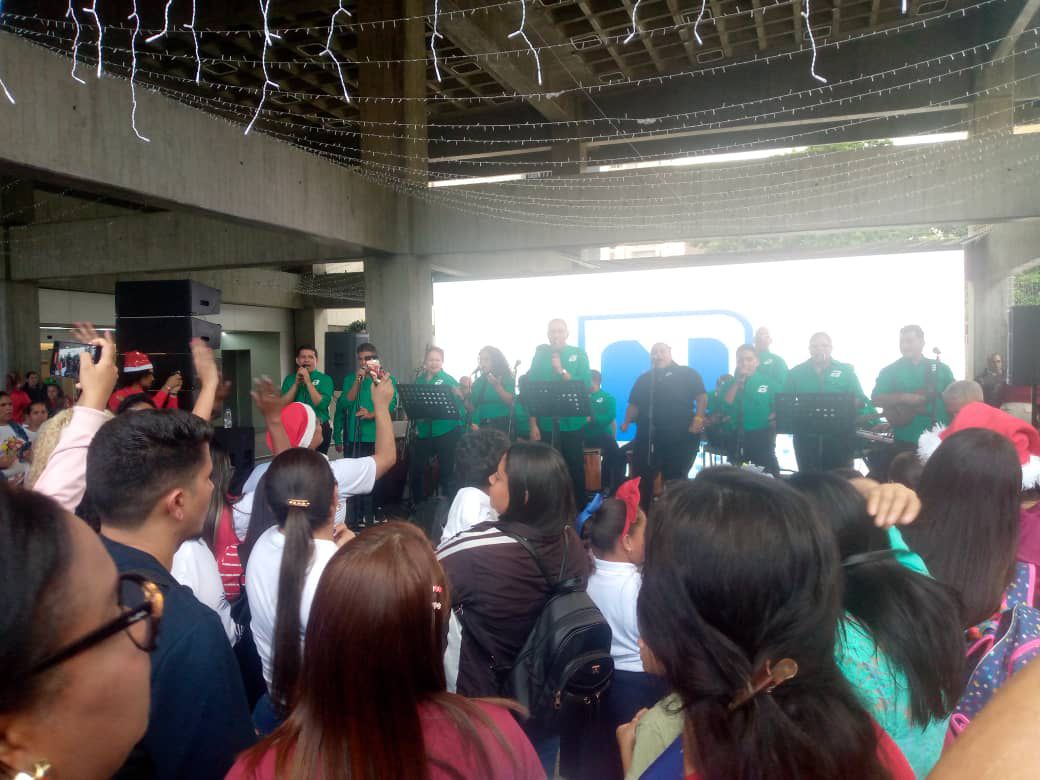 TRABAJADORES DE DUCOLSA DAN INICIO A LA NAVIDAD EN PDVSA LA CAMPIÑA