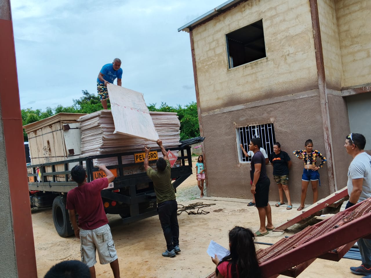 DUCOLSA ENTREGA AYUDA A 14 FAMILIAS DEL URBANISMO 