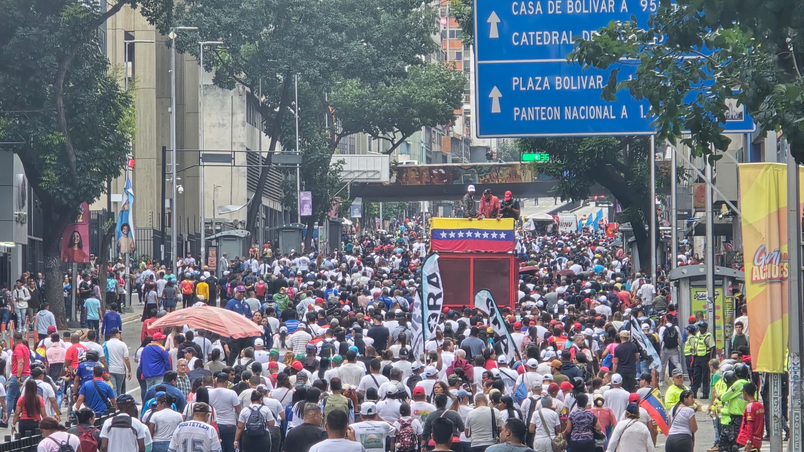 TRABAJADORES DE DUCOLSA MARCHAN POR LA PAZ MUNDIAL Y EL CESE A LA GUERRA DEL MEDIO ORIENTE
